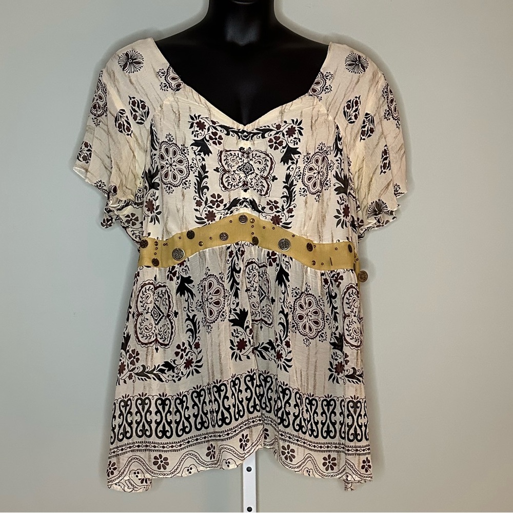 Cream, brown, black and mustard yellow blouse. Size 22/24 by Seven 7